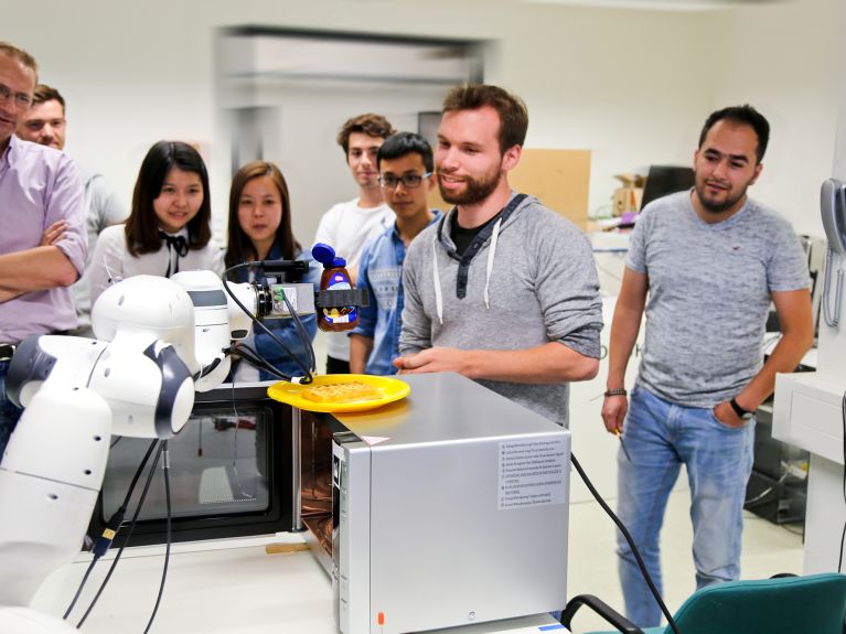 Hannover „robot fabrikası“nda programlama öğrenimi.