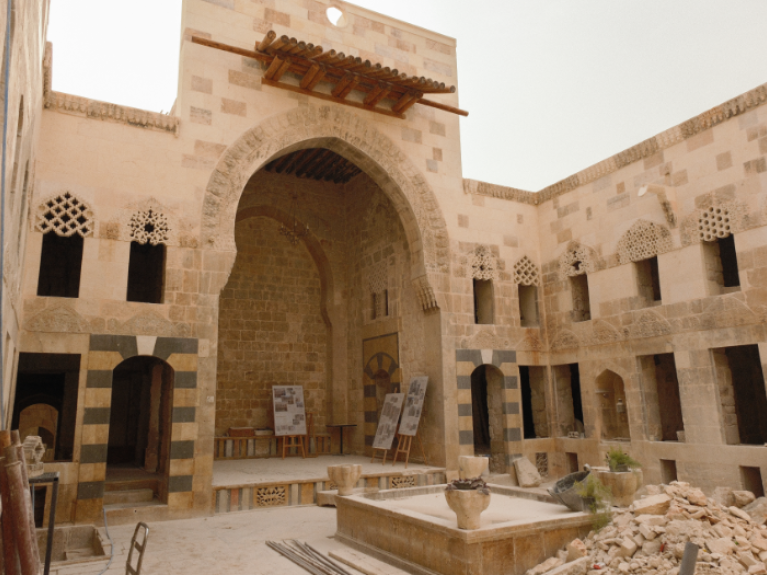 كان المنزل يُستخدَم قبل الحرب كفندق ومطعم.