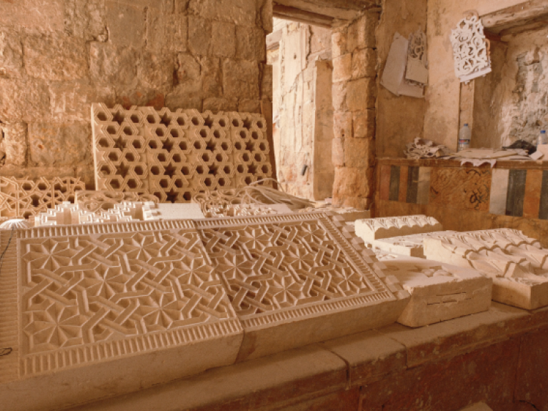 رُمِّمَت المنحوتات الحجرية الأصلية خلال دورة تدريبية.