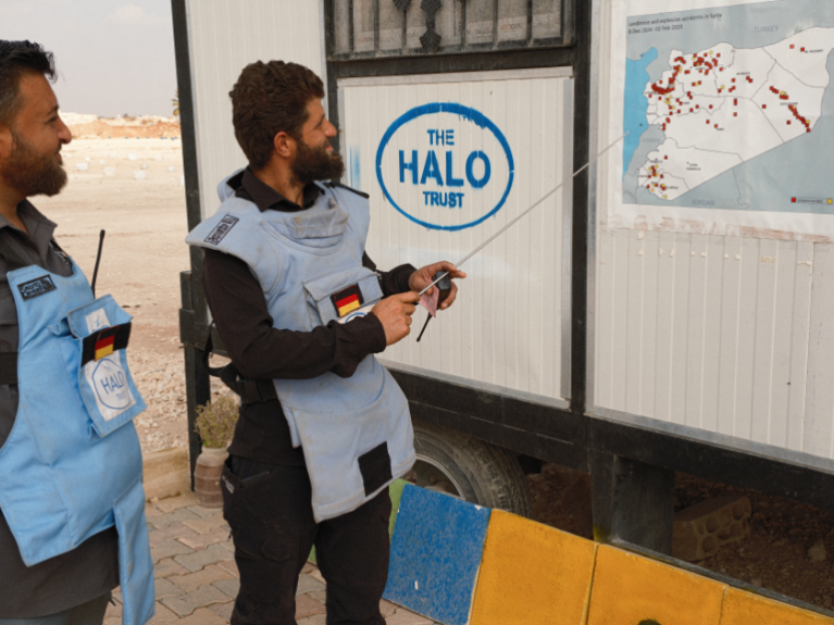 HALO Trust dokumentiert Unfälle mit explosiven Kriegsresten und kartografiert Minenfelder.