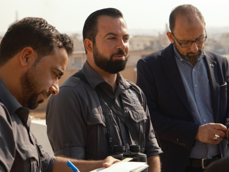 Bei Verdacht auf Minenfelder holen Erkundungsteams erste Informationen in der Bevölkerung ein.