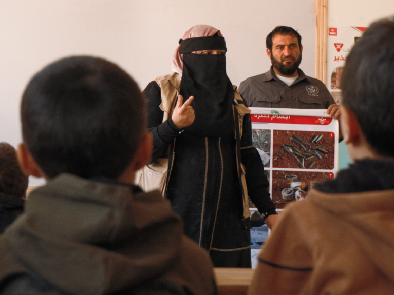 HALO Trust klärt über die Gefahr von Minen auf – hier in der Grundschule in Chan Schaichun.