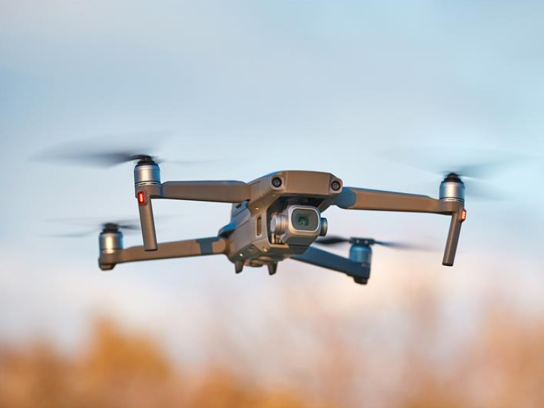 Eine fliegende Drohne. 