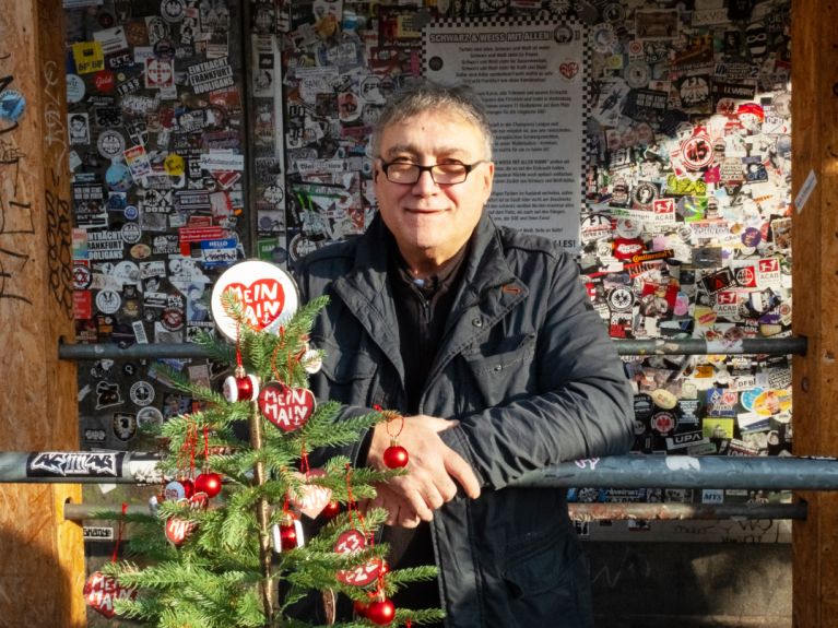Nazim Alemdar in front of his kiosk in Frankfurt 