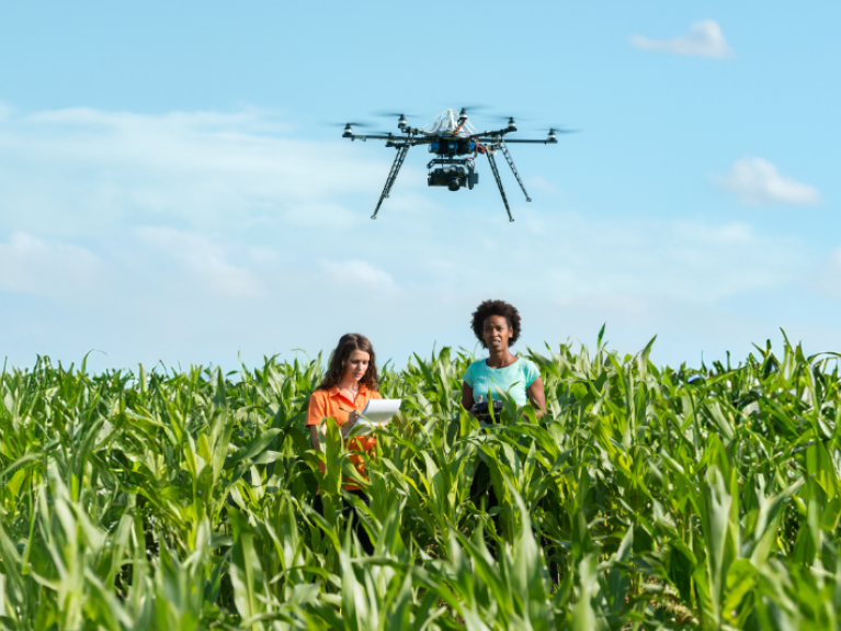 آفاقٌ جديدة طالبات من جامعة ميونيخ التقنية مع طائرة زراعية بدون طيار