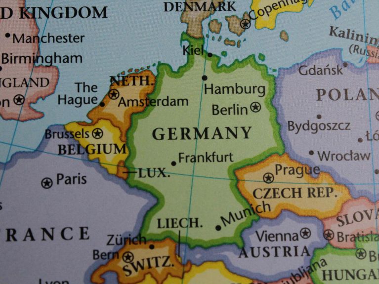 Alemania se encuentra en Europa central y limita con otros nueve países. Alemania se encuentra en Europa central y limita con otros nueve países.
