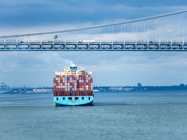 Containerschiff vor dem New Yorker Hafen
