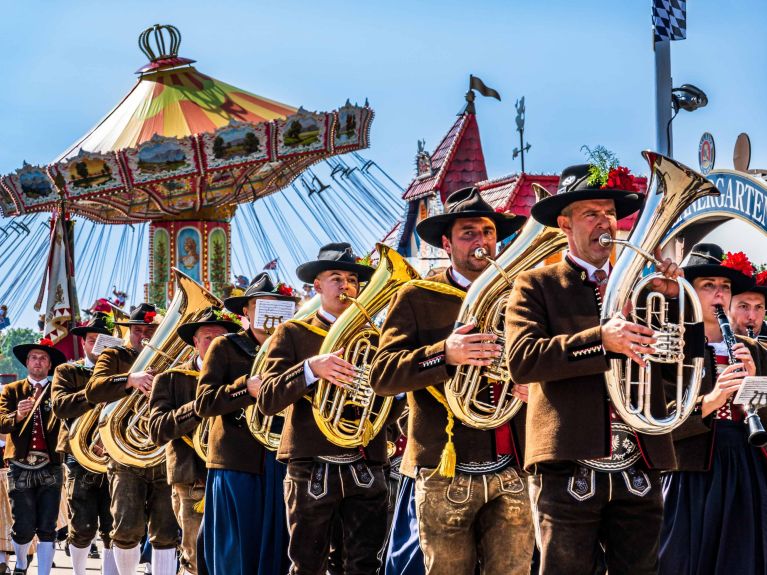 Trachtenkappellen ziehen zur Eröffnung des Oktoberfests zum Festplatz Wiesn. 