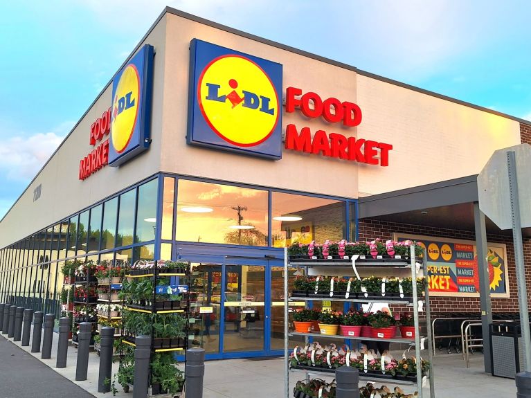 Blick von außen auf den Eingang einer Lidl-Filiale 