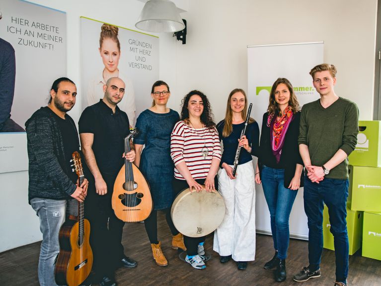 Bolsistas do programa “Ankommer”. As iniciativas emergentes sociais “Bridges – Musik verbindet” e “R3SOLUTE”, que forma mediadores para a prevenção de conflitos.