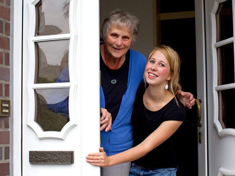 « Wohnen für Hilfe » fait cohabiter des étudiants et des seniors.