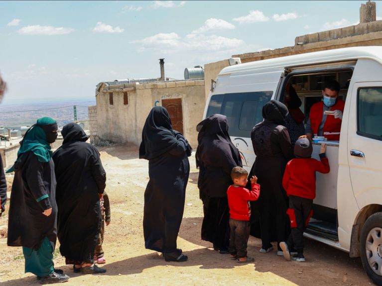 Mobile Einsatzteams bringen Medikamente in Regionen, in denen die Menschen keinen Zugang zum Gesundheitswesen haben. 