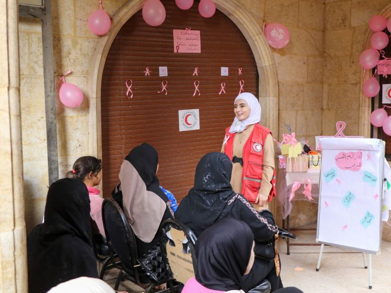 Auf Veranstaltungen klärt SARC Frauen über Gesundheitsthemen auf. 