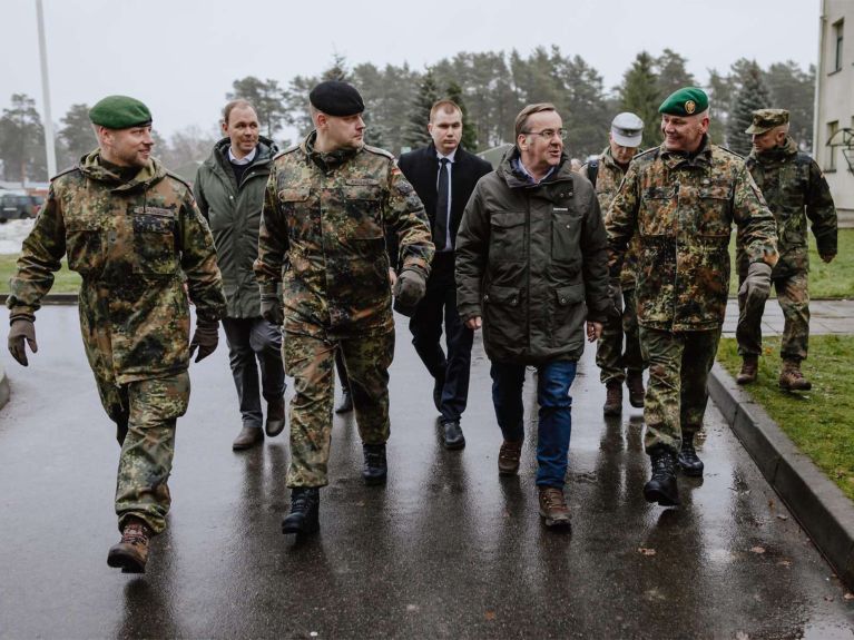 Defence Minister Boris Pistorius (centre) during a visit to troops in Lithuania