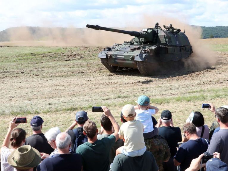 Public demonstration of a self-propelled howitzer 