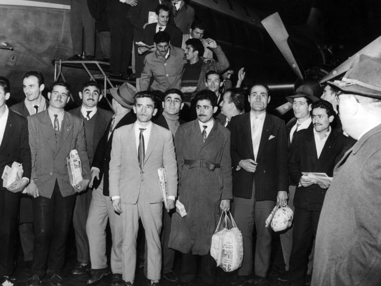 Türkische Gastarbeiter 1961 am Flughafen Düsseldorf 