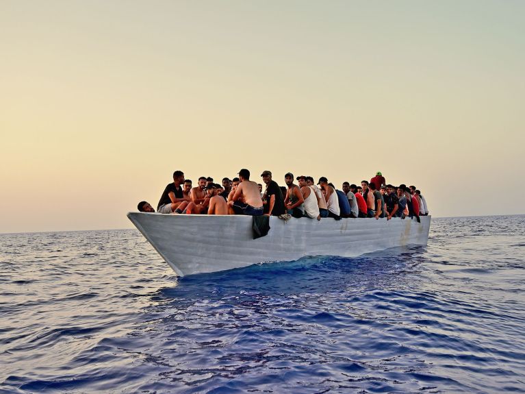 Des réfugiés sur un bateau surchargé