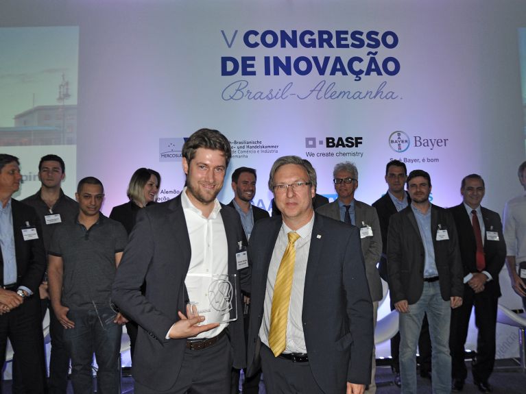 Márcio Weichert (dir.) com o ganhador do prêmio e presidente da Green Spin, Clemens Delatrée, na entrega do prêmio de 2017