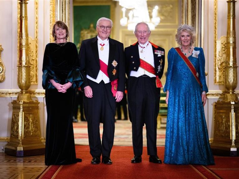 German President Steinmeier (2nd from left) and his wife Elke Büdenbender (left) with King Charles III and Queen Camilla