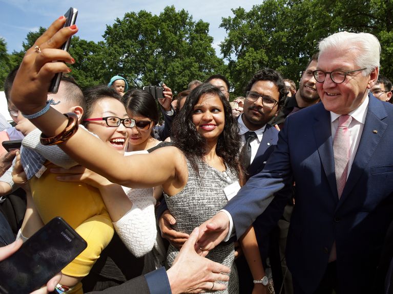 Almanya Cumhurbaşkanı Steinmeier, bursiyerlere verilen yaz resepsiyonunda.  