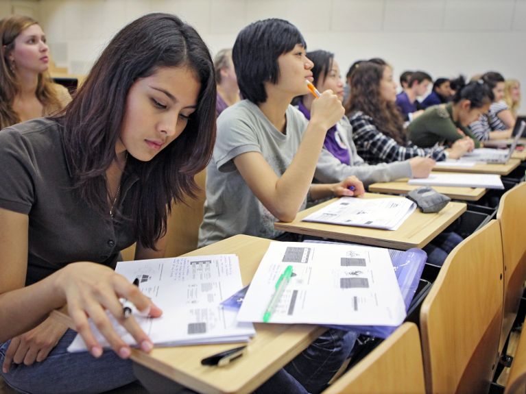 يتوجب على فئة من الطلبة الأجانب دراسة سنة تحضيرية قبل بدء دراستهم الجامعية. 