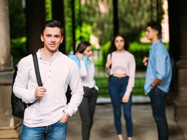 Bourse : aide initiale pour une carrière de diplômé.