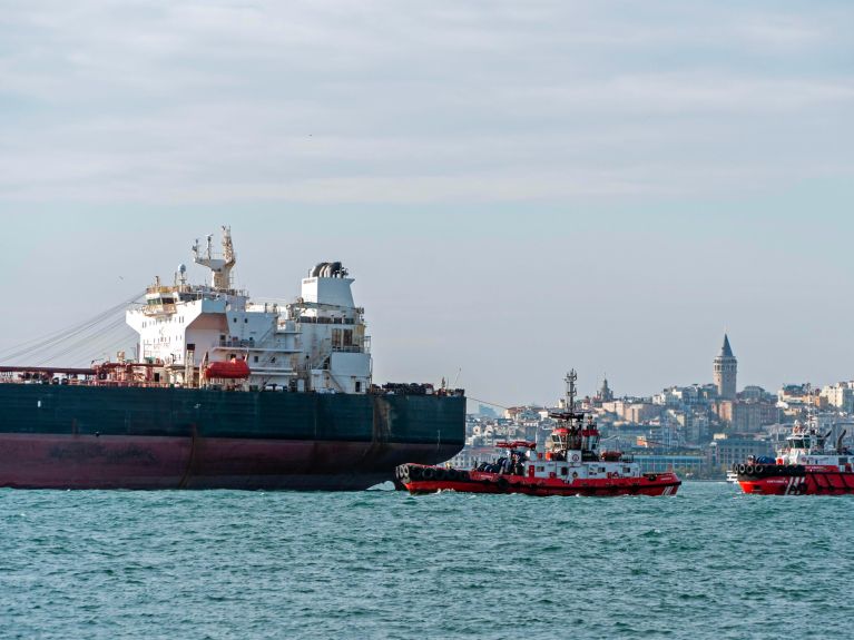Ein Tanker auf dem Bosporus in Istanbul