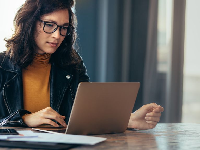  Cada vez más gente se compromete a través de internet.