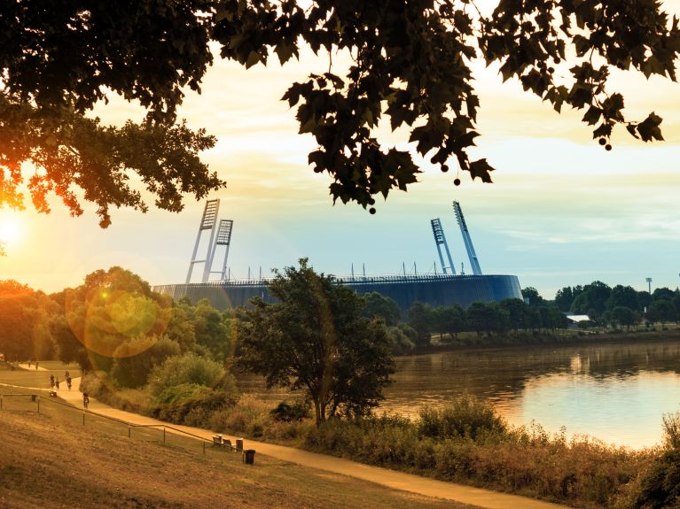 Bremen, a melhor cidade para se andar de bicicleta, de preferência no dique, a caminho de estádio de futebol Weserstadion