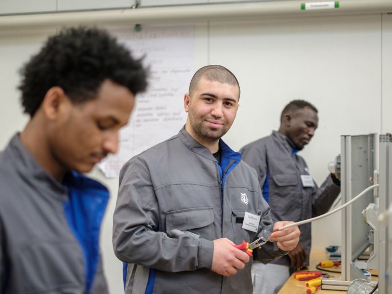 Refugees in a training project in the automobile industry 