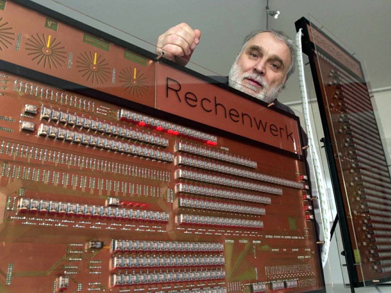 Z3, o primeiro “computador” foi inventado por Konrad Zuse. A foto mostra uma réplica. Z3, o primeiro “computador” foi inventado por Konrad Zuse. A foto mostra uma réplica.