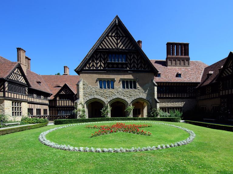 Palacio Cecilienhof: desde la conferencia hay aquí un cantero de flores con forma de estrella roja.