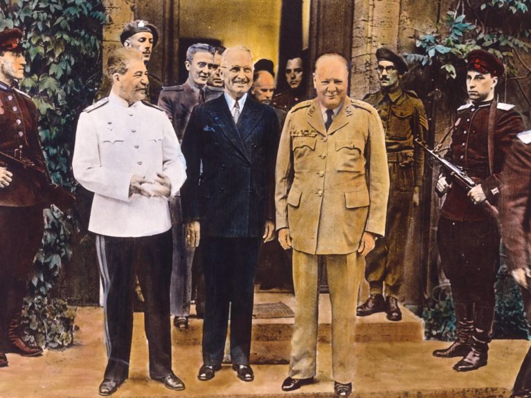 Josef Stalin, Harry S. Truman e Winston Churchill em uma pausa durante as negociações