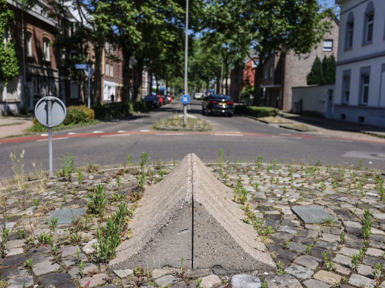 Apparently a national border: street in Kerkrade/Herzogenrath. Apparently a national border: street in Kerkrade/Herzogenrath.