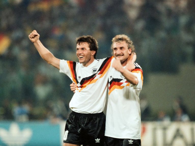 Campeones mundiales de fútbol en 1990: Lothar Matthäus y Rudi Völler