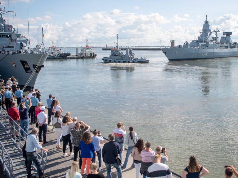 IRINI: „Hamburg“ gemisi, Wilhelmshaven limanından uğurlanıyor.