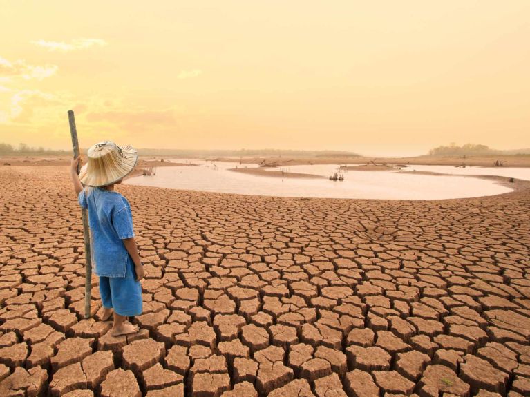 عبر التحول المناخي تزداد الأزمات الإنسانية في العالم.
