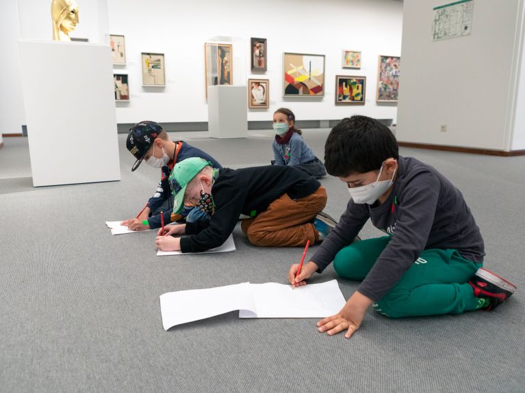 Crianças desenhando no museu Neue Galerie de Berlim.
