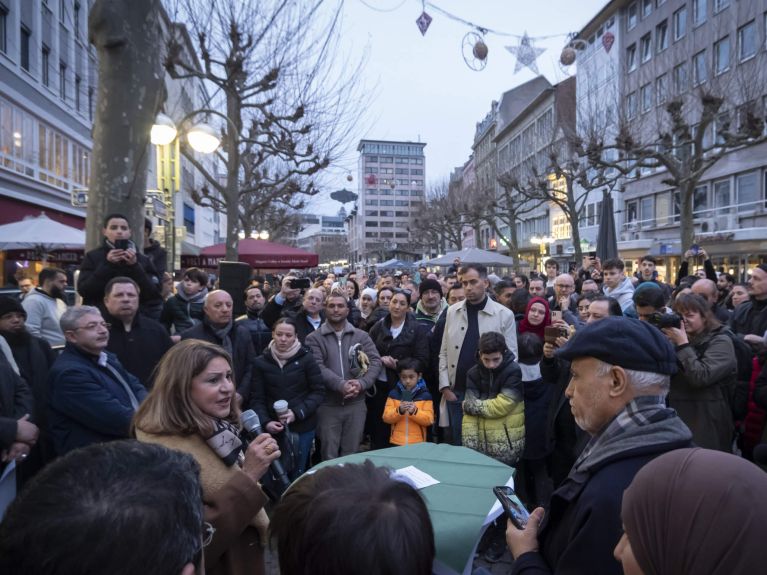 Nargess Eskandari-Grünberg hält eine Ansprache zum Beginn der Ramadan-Beleuchtung. Nargess Eskandari-Grünberg hält eine Ansprache zum Beginn der Ramadan-Beleuchtung.