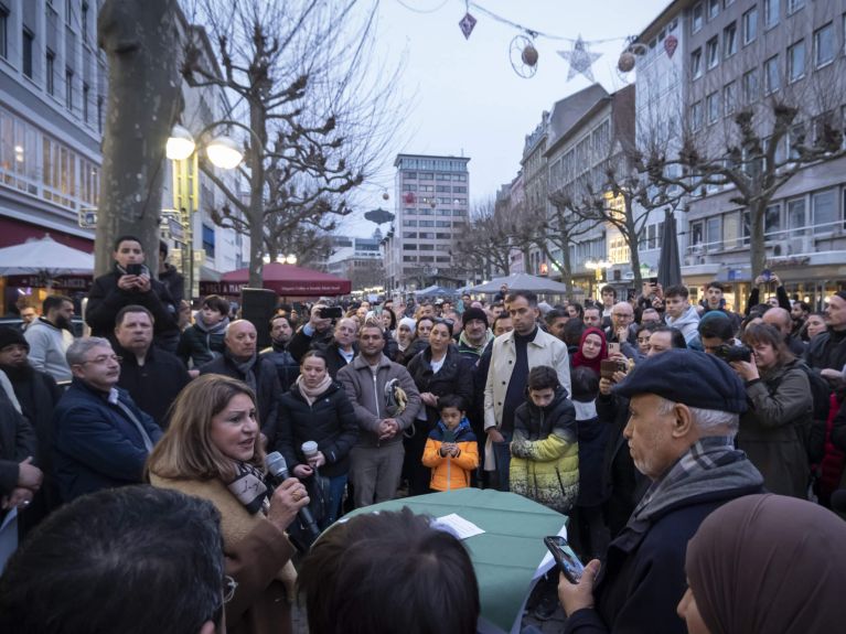 Nargess Eskandari-Grünberg Ramazan aydınlatmasının başında bir konuşma yapıyor. 