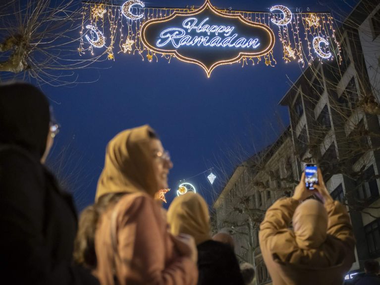 Вывеска со светящейся надписью Happy Ramadan в центре Франкфурта 