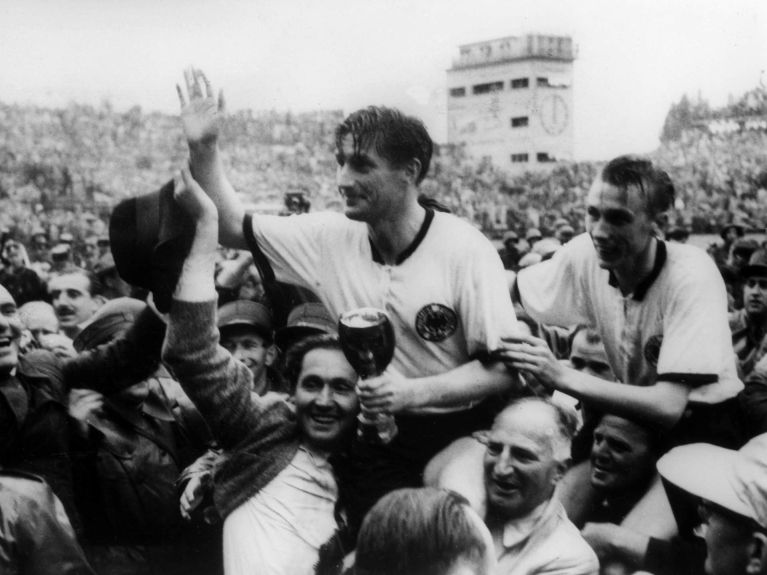 CM 1954: el capitán Fritz Walter (delante) celebra el “Milagro de Berna”.  