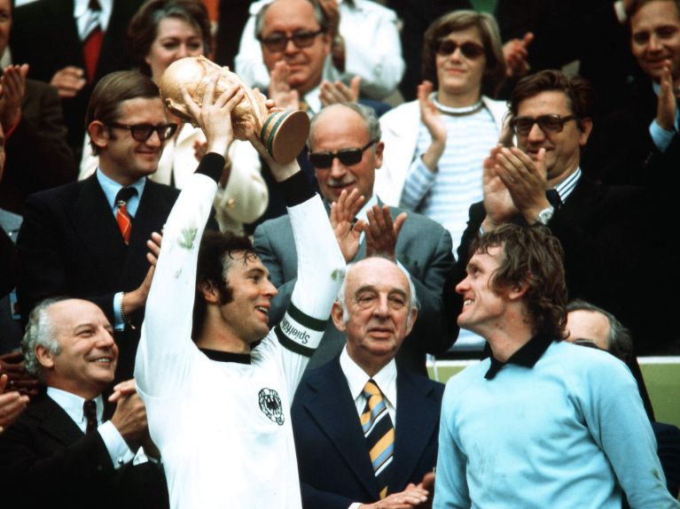 Franz Beckenbauer levanta el trofeo de la Copa del Mundo en Múnich en 1974. 