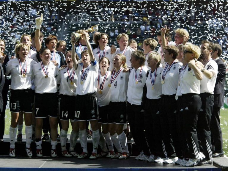 Primer título de campeonas del mundo: la selección nacional femenina celebra en 2003 su victoria en la final de EEUU. 