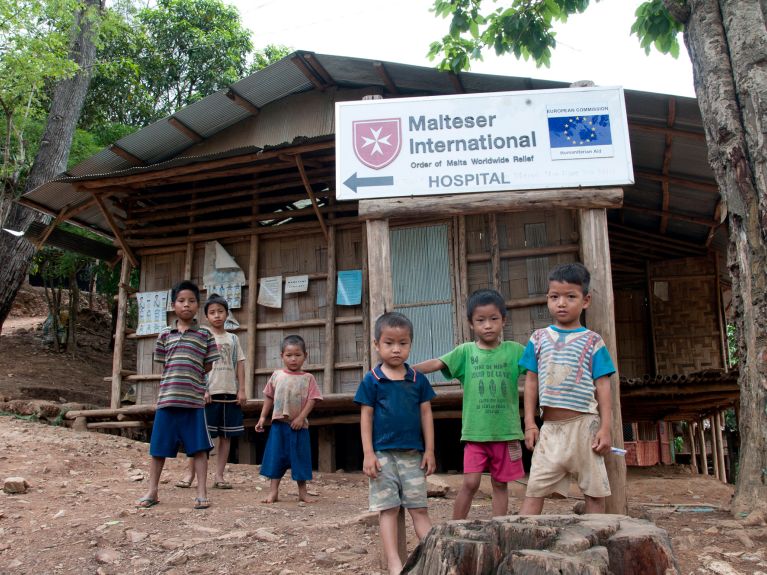 A Alemanha vem ajudando os refugiados de Myanmar há muito tempo. 