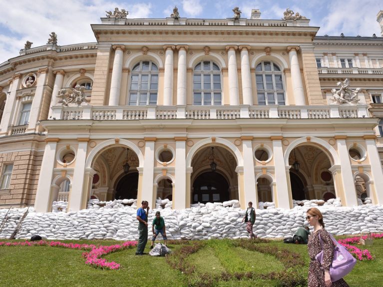 Protéger en temps de guerre : des sacs de sable devant l’opéra d’Odessa 