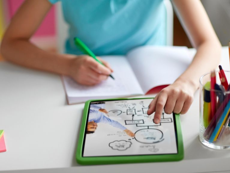 Muchas start-ups sociales desarrollan actividades en el sector educativo. Muchas start-ups sociales desarrollan actividades en el sector educativo.