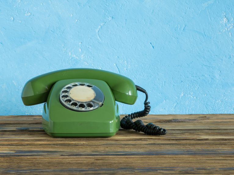 Kommunikationsmittel der Babyboomer: Telefon mit Wählscheibe Kommunikationsmittel der Babyboomer: Telefon mit Wählscheibe