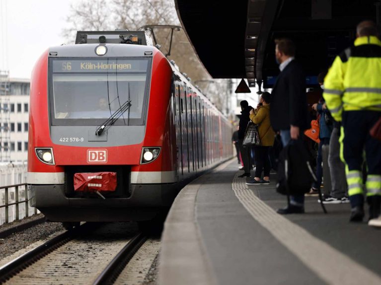 S-Bahn in Cologne: travelling by bus or train will become even more attractive.