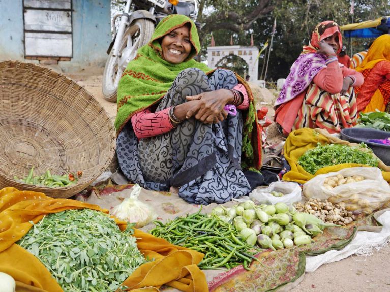 El proyecto GIZ en India brinda a las mujeres la oportunidad de obtener sus propios ingresos en jardines comunitarios.